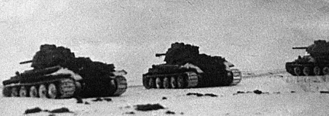 Танки 1й ТА выходят на исходные позиции перед атакой Зима 1944 г Т34 - фото 186