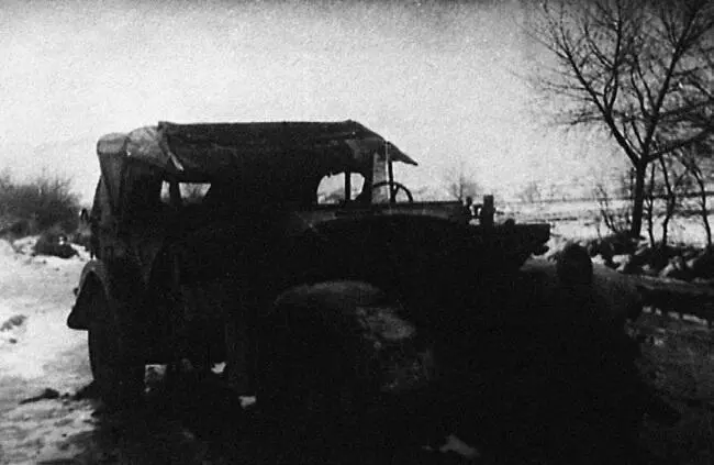 На дорогах наступления армии разбитые немецкие машины Зима 1944 г Танки - фото 188