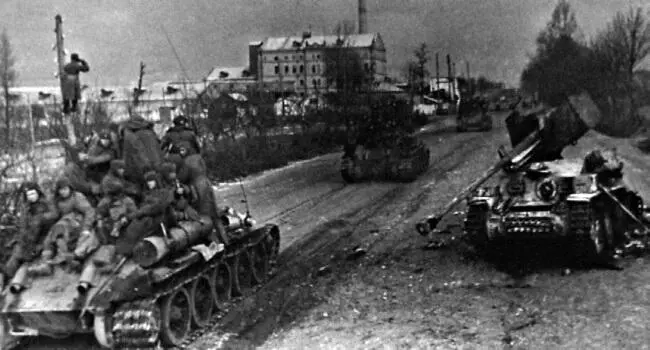 Колонна танков 1й ТА проходит мимо разбитого немецкого самоходного орудия - фото 190