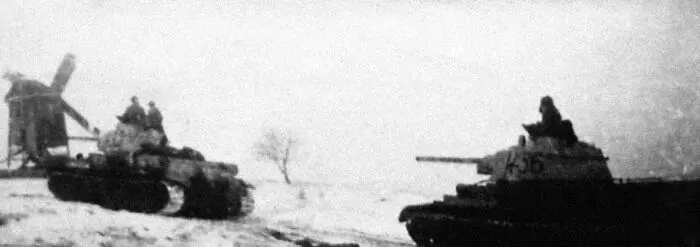 Танки 31го тк 1й ТА Январь 1944 г Танки 1й ТА на марше Зима 19431944 - фото 191