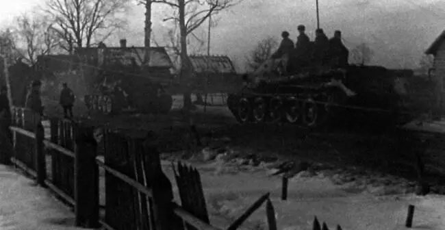 Танки 1й ТА на марше Зима 19431944 гг Танк 44й гв тбр в засаде под - фото 192