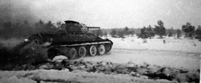 Танки 1й ТА в наступлении Зима 19431944 гг Части 1й ТА проходят мимо - фото 199