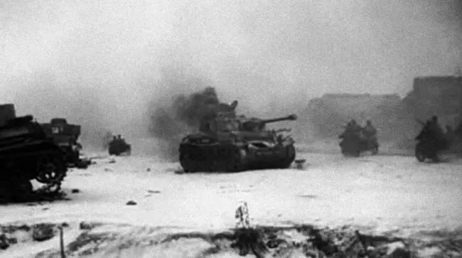 Части 1й ТА проходят мимо горящего немецкого танка Зима 19431944 гг - фото 200