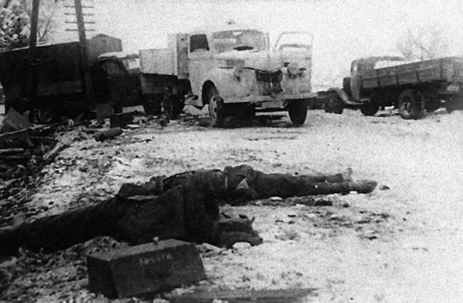 Брошенные автомобили противника в г Казатине Артиллеристы 1й ТА на - фото 206
