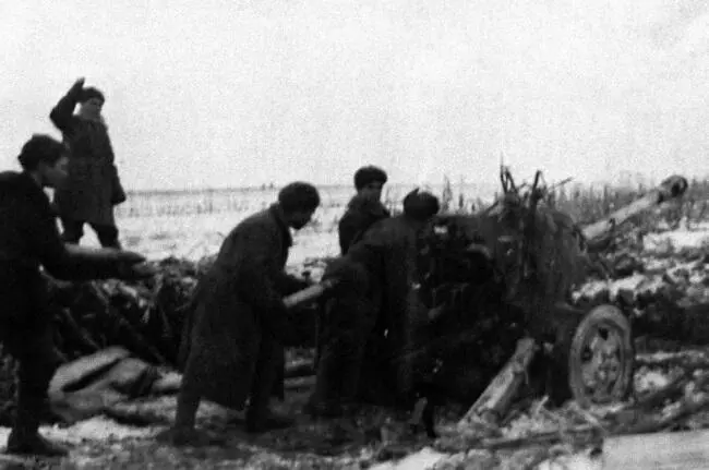 Артиллеристы 1й ТА на огневой позиции Зима 1943 г Экипаж танка Т34 - фото 208