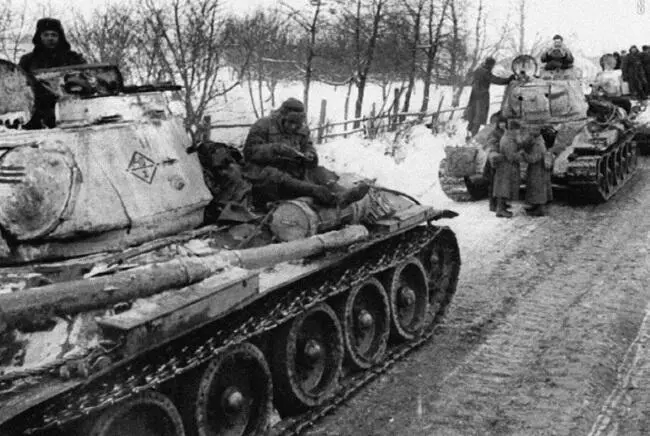 Колонна танков 40й гв тбр 11го гв танкового корпуса Зима 1944 г Из - фото 210