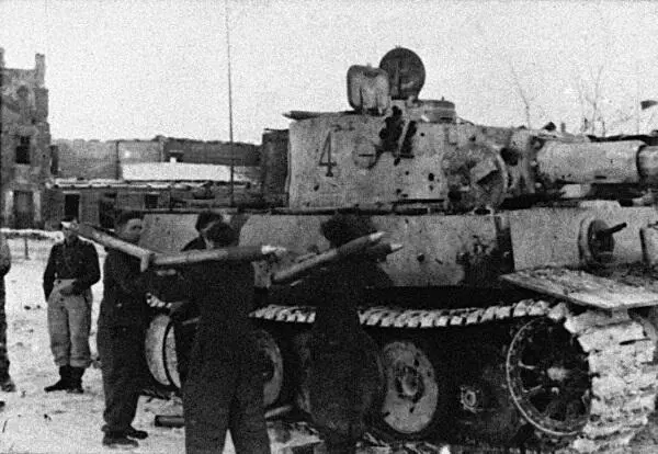 Тигр Зима 19431944 гг Украина Подбитый Т34 1й ТА на обочине дороги - фото 229
