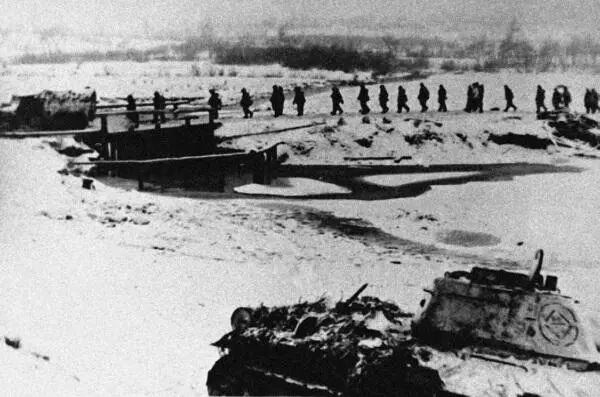 Подбитый Т34 1й ТА на обочине дороги Зима 1944 г Подбитый Т34 1й ТА - фото 230