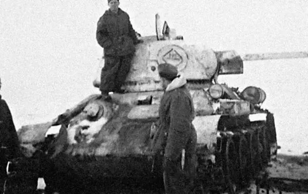 Подбитый Т34 1й ТА Зима 1944 г После неожиданной для врага атаки этим - фото 231