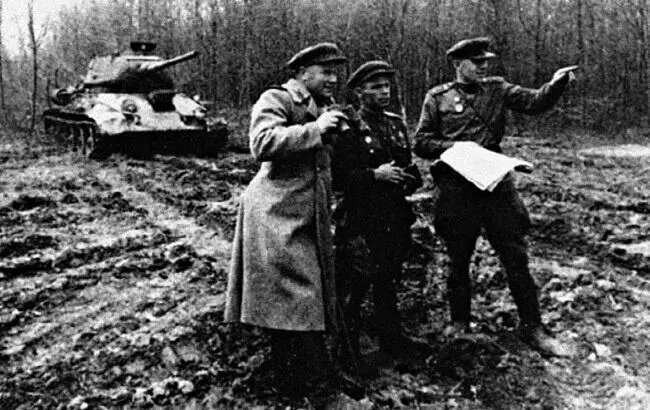 Командование 64й гв тбр Весна 1944 г В центре командир бригады гвардии - фото 258