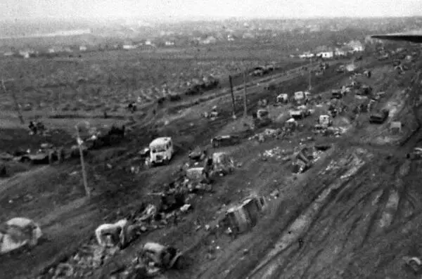 Дорога Тлусте Устечко усеянная подбитыми автомашинами Март 1944 г - фото 266