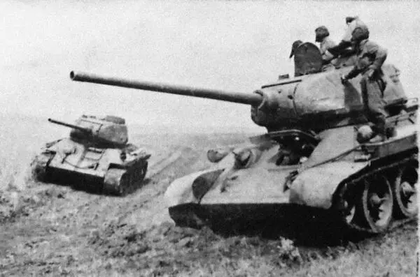 Танки 1й ТА под Коломыей Весна 1944 г Противотанковое орудие ведет огонь - фото 271