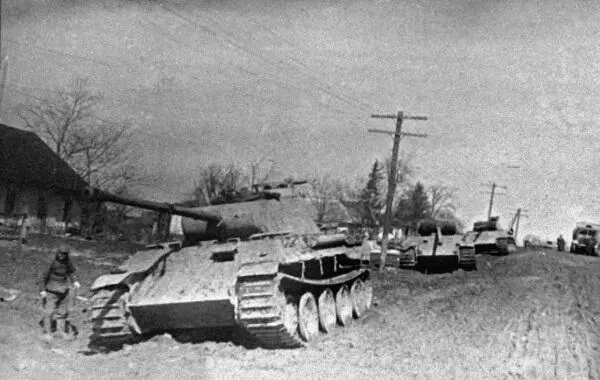 Захваченные пантеры 1й тд брошенные немцами при отступлении Весна 1944 г - фото 276