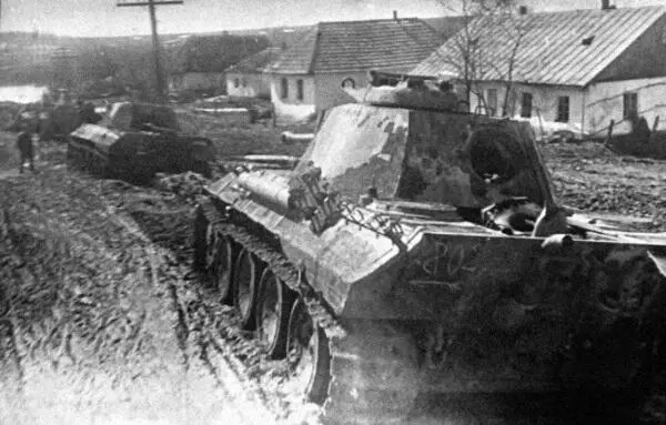 Захваченные пантеры 1й тд брошенные немцами при отступлении Весна 1944 г - фото 277