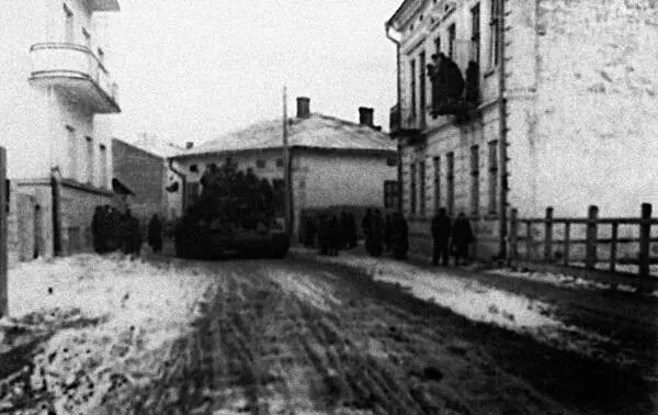 Танкисты 1й ТА на улицах Март 1944 г г Коломыя Захваченные танкистами - фото 281