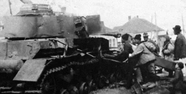 Жители г Черновицы осматривают подбитый немецкий танк Весна 1944 г - фото 289