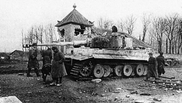 Подбитый и захваченный тигр 506го ттб Апрель 1944 г район Незвиски - фото 302