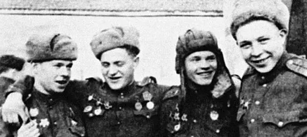 Командир танковой роты 1й гв тбр гвардии старший лейтенант Духов гвардии - фото 336