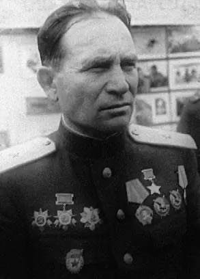 Командир 8го гв мк И Ф Дрёмов Гвардии полковник АМ Темник Командир - фото 348