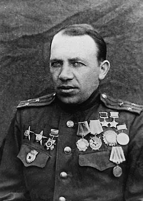 Командир 44й гв тбр И И Гусаковский Командир 11го гв ттп Михаил - фото 354