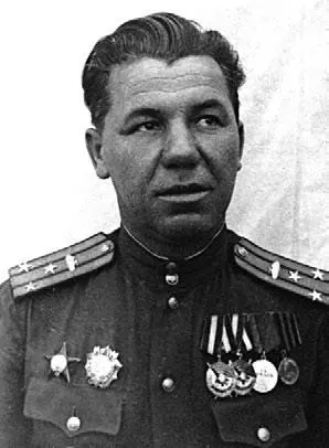 Командир 11го гв ттп Михаил Сиганов Заместитель командующего 1й гв ТА А - фото 355