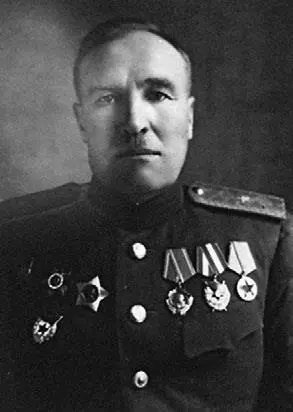 Заместитель командующего 1й гв ТА А Н Слышкин Гвардии полковник АХ - фото 356