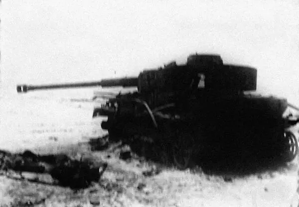 Немецкий танк подбитый танкистами 1й гв ТА 1944 г Войска 1й гв ТА на - фото 380