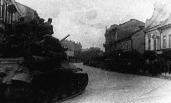 Войска 1й гв ТА на улицах г Ярослав Лето 1944 г Переправа частей 1й - фото 381