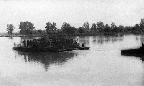 Переправа техники 1й гв ТА на пароме через р Висла Июль август 1944 г - фото 385