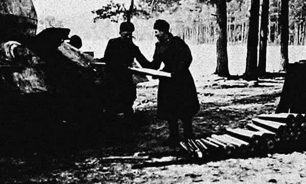 Бойцы загружают снаряды в танк Январь 1945 г Лёгкий артиллерийский полк - фото 431