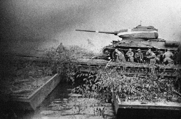 Переправа танков через реку Пилица Январь 1945 г Части 1й гв ТА на - фото 434