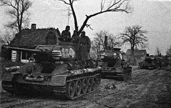 Танки 1й гв ТА на марше Январь 1945 г Польша В результате проведённых - фото 436