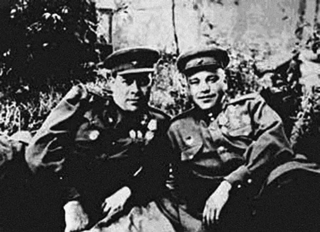 Гвардии полковник Владимир Горелов слева Могила Владимира Горелова в г - фото 437