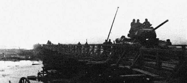 Переправа танков 1й гв ТА Январь 1945 г Польша Танкисты осматривают - фото 439