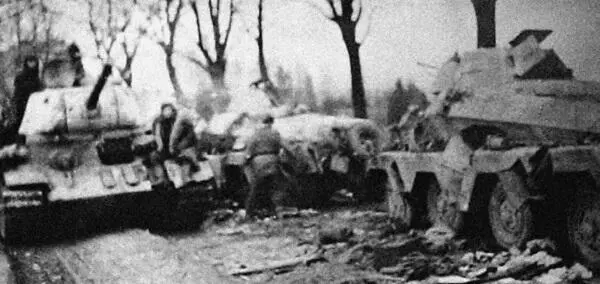 Танкисты осматривают свою работу Зима 1945 г Захваченный танкистами - фото 440