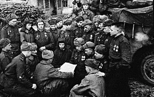 Политинформация в частях 1й гв ТА Зима 1945 г Битая неме - фото 442