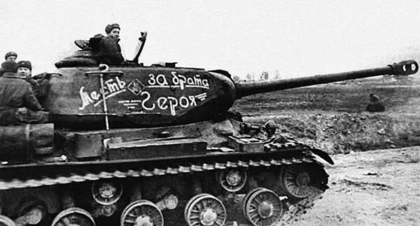 ИС122 11го гв ттп 1я гв ТА Зима 1945 г Экипаж танка 68го гв тп - фото 446