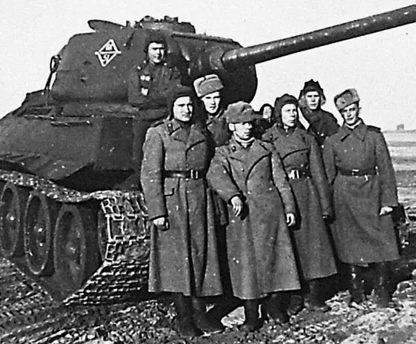 Экипаж танка 68го гв тп 1я гв ТА Зима 1945 г Решение было принципиально - фото 447