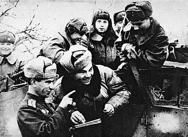 1я гв тбр Слева направо водитель М Анисимов заряжающий В Богатищев - фото 449