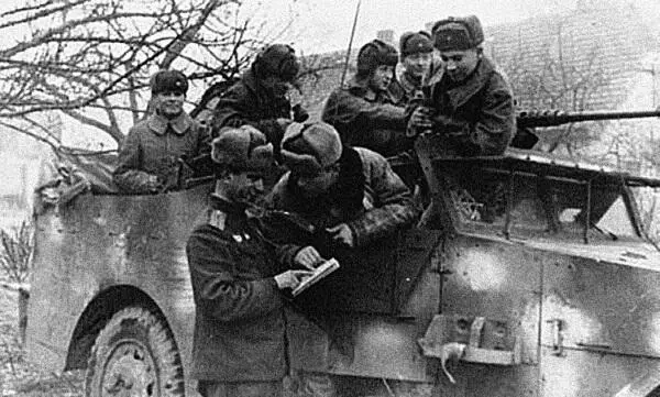 1я гв тбр Экипаж броневика М3 Скаут командир машины справа Анисимов - фото 450