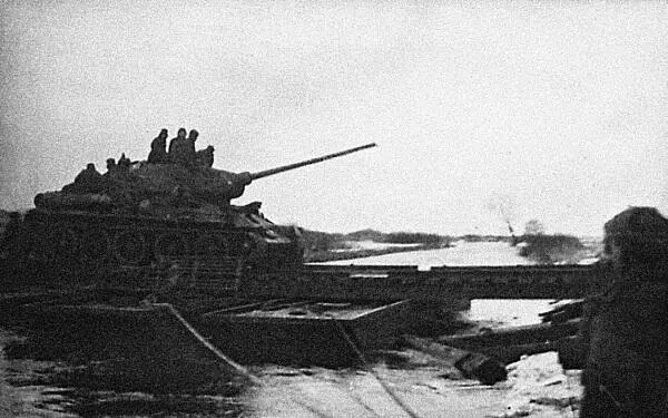 Переправа танков 1й гв ТА Зима 1945 г Противотанковые надолбы - фото 451