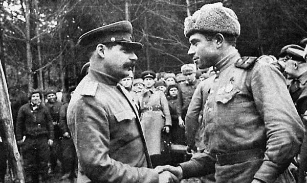 Командир 1й гв тбр гвардии полковник Темник награждает отличившихся в боях - фото 455