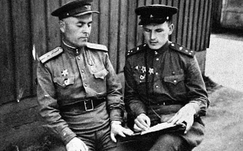 Гвардии старший лейтенант Гумённый и гвардии капитан Сейронян Гвардии - фото 492