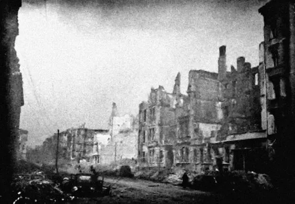 В освобождённом городе Нойштадт Март 1945 г Засада вражеских танков - фото 504