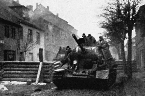 Танки 1й гв ТА входят в населённый пункт Март 1945 г В 1600 вслед за 2м - фото 506