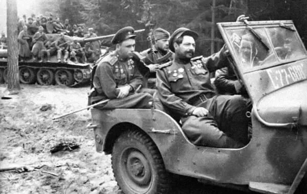 Командир 1й гв тбр гв полковник А Темник накануне Берлинской операции - фото 527