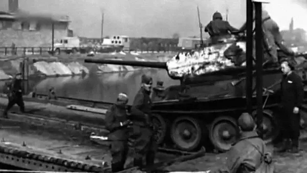 Выход танков 1й гв ТА в исходный район Апрель 1945 г Колонны автомашин - фото 531
