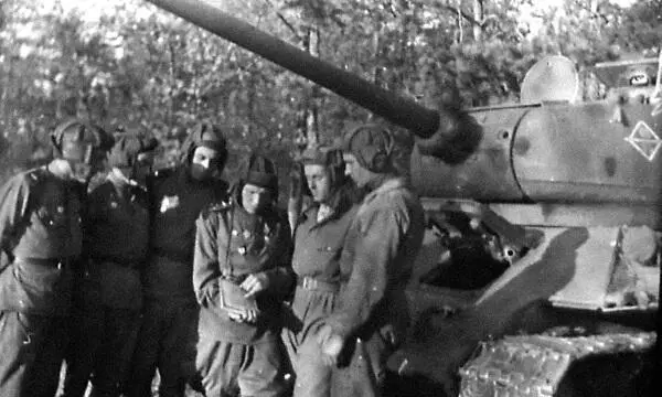 Экипажи танков частей 1й гв ТА готовятся к боям Апрель 1945 г Экипажи - фото 536