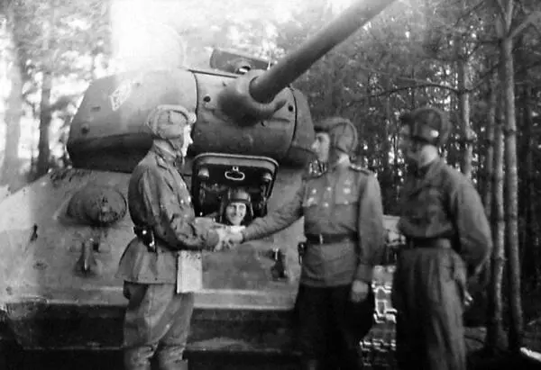 Экипажи танков частей 1й гв ТА готовятся к боям Апрель 1945 г Тяжёлая - фото 537