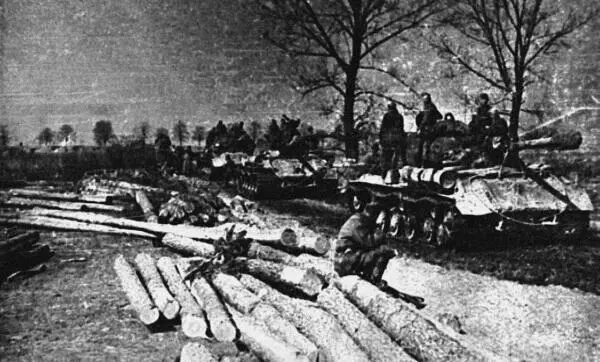 1я гв ТА на марше Тяжёлые танки ИС122 48го гв ттп Апрель 1945 г - фото 539